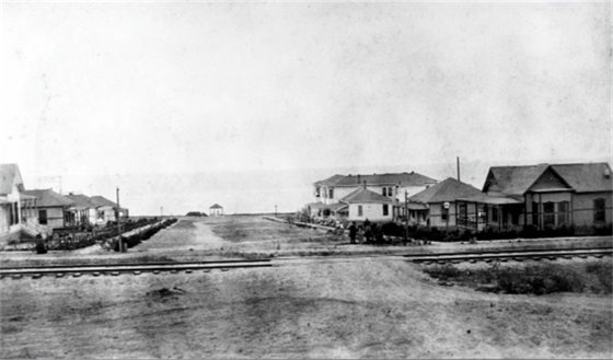 historic photo of train tracks at 10th Street